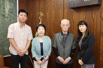 前田さんご夫婦、潤一さんと（写真）