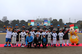 新入団選手の皆さんたちと（写真）