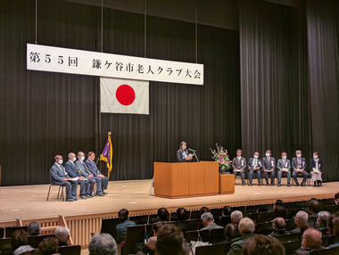 写真（式典で祝辞を述べる芝田市長）