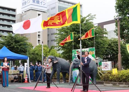 国旗掲揚するスリランカ大使と市長