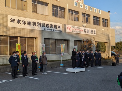 写真（市防犯協会会長として挨拶をする芝田市長）