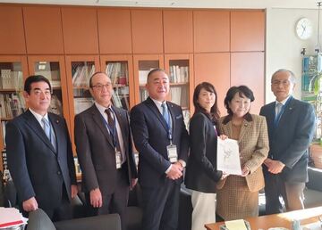 写真（参議院議員会館（猪口参議院議員）要望時の様子）