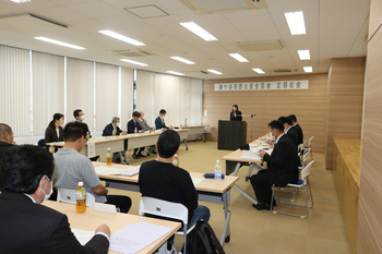 総会で祝辞を述べる芝田市長（写真）