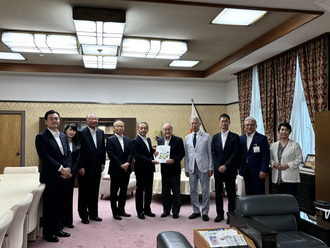 財務省鈴木財務大臣（写真）