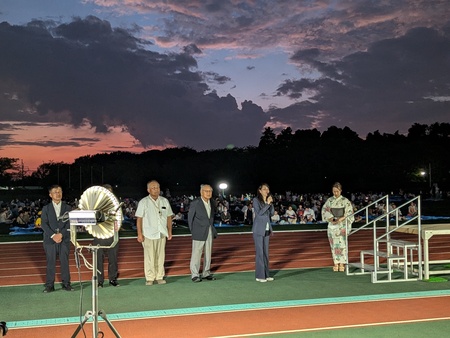 会場で挨拶をする芝田市長（写真）