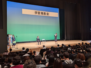 会場で挨拶をする芝田市長（写真）