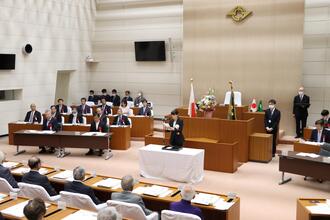 式辞を述べる芝田市長（写真）