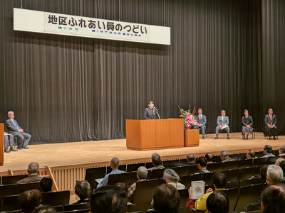 挨拶をする芝田市長（写真）