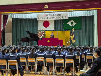 祝辞を述べる芝田市長（写真）