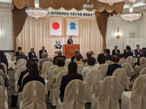 挨拶をする芝田市長（写真）